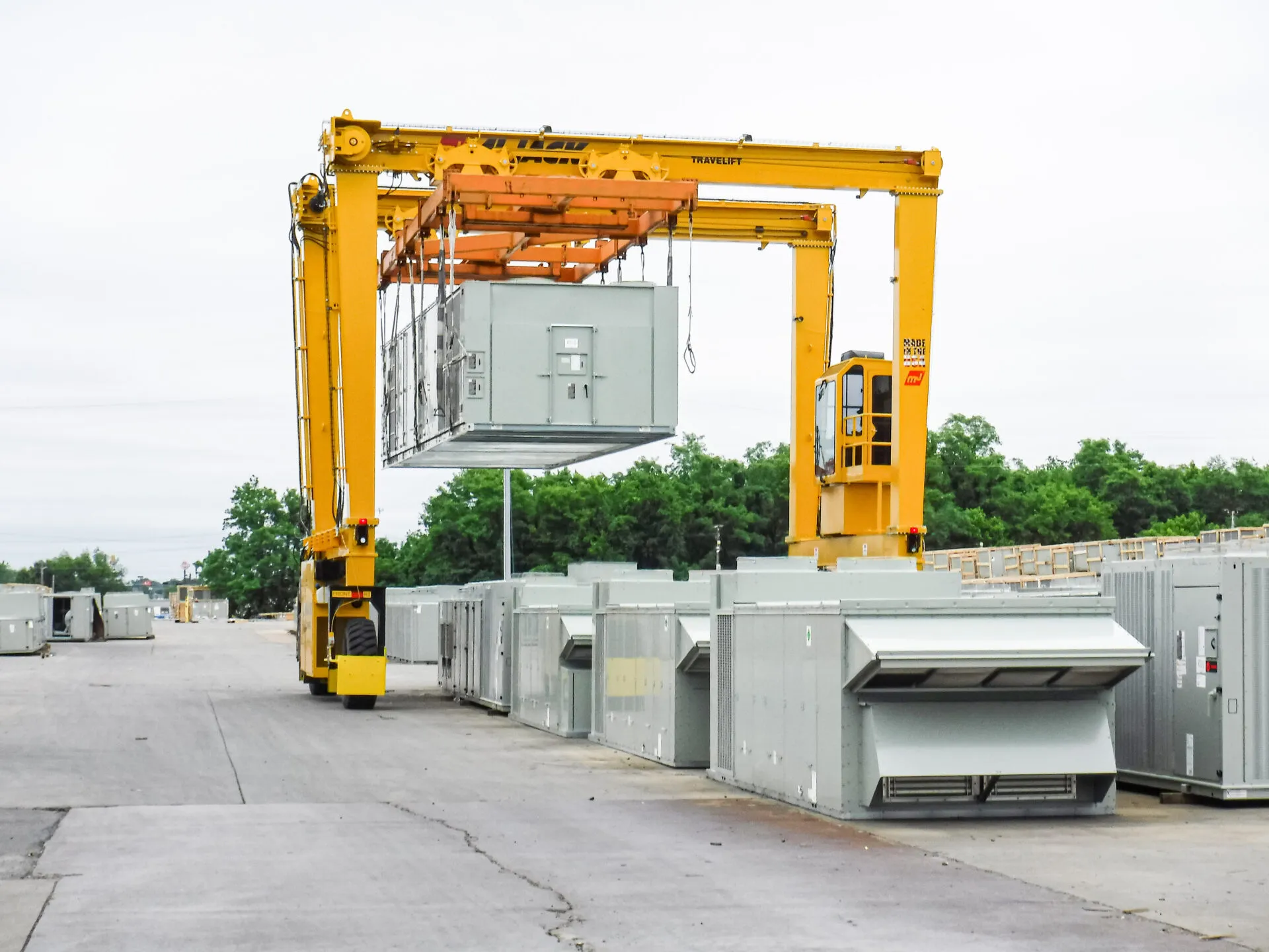 a mi-jack travelift MJ40HD on site