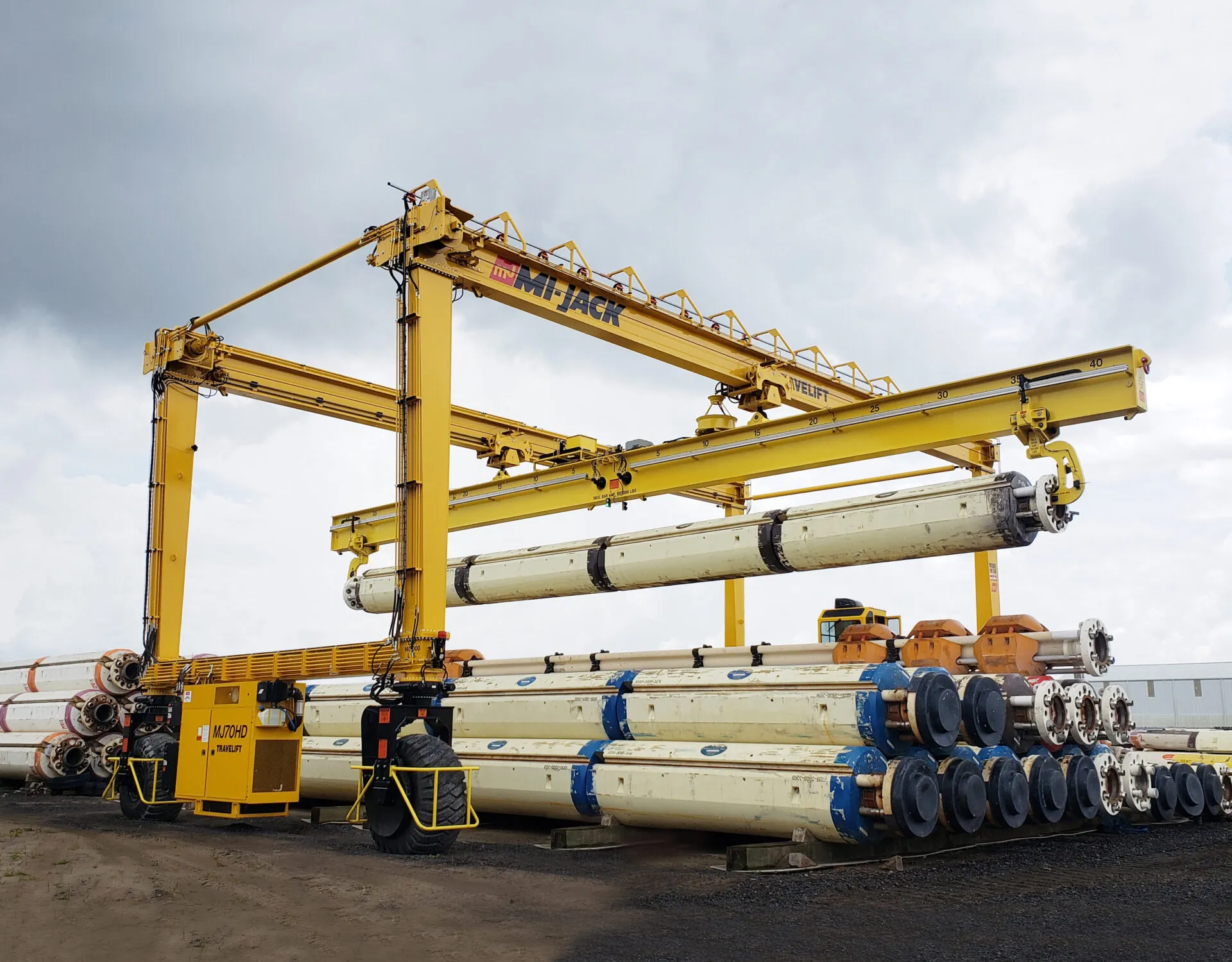 a mj70hd uses attachment to lift piping materials