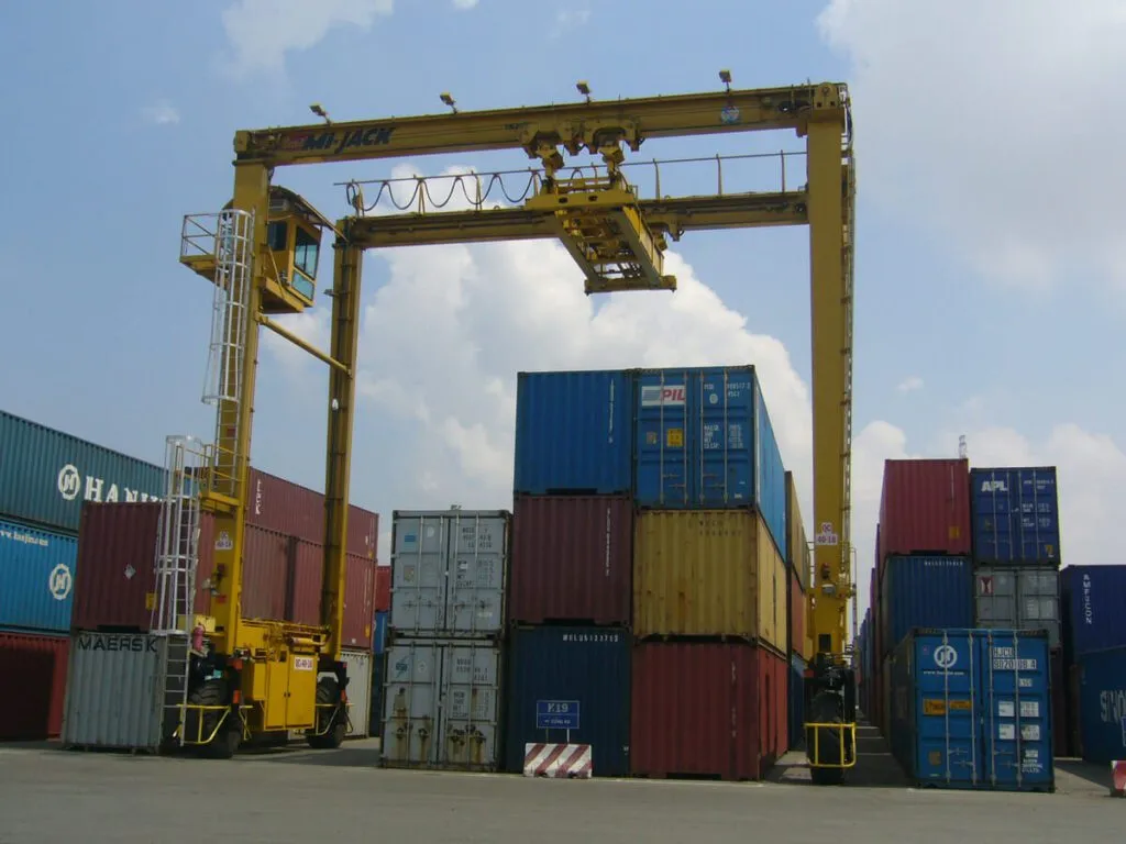 yellow mj900p at container terminal