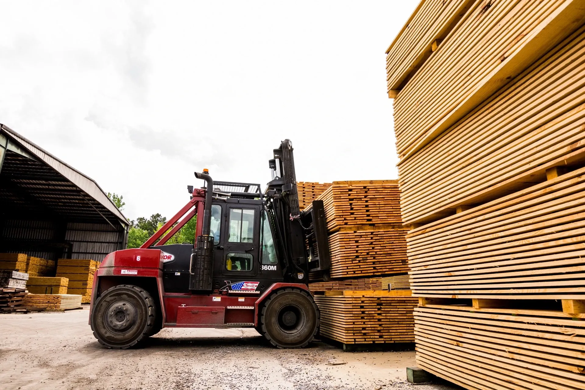 side view of the taylor x360m lifting several pallets