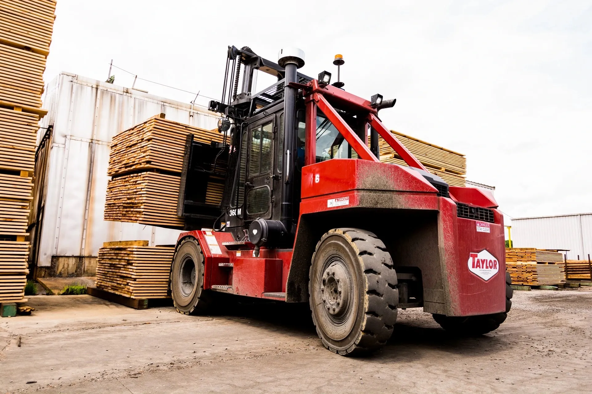 taylor x360m forklift lifting pallets