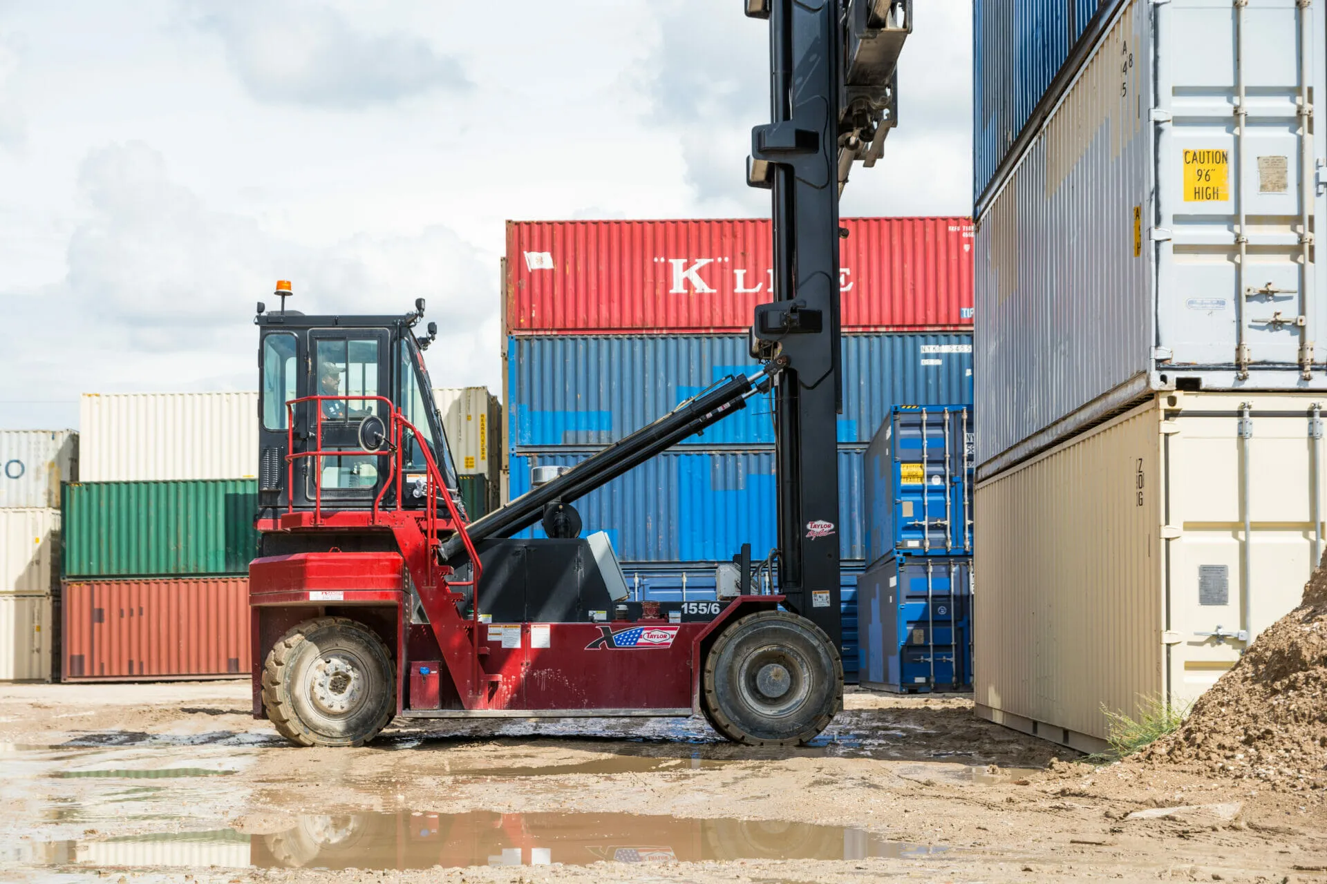 Taylor XEC-155/6 reaching for stacked container