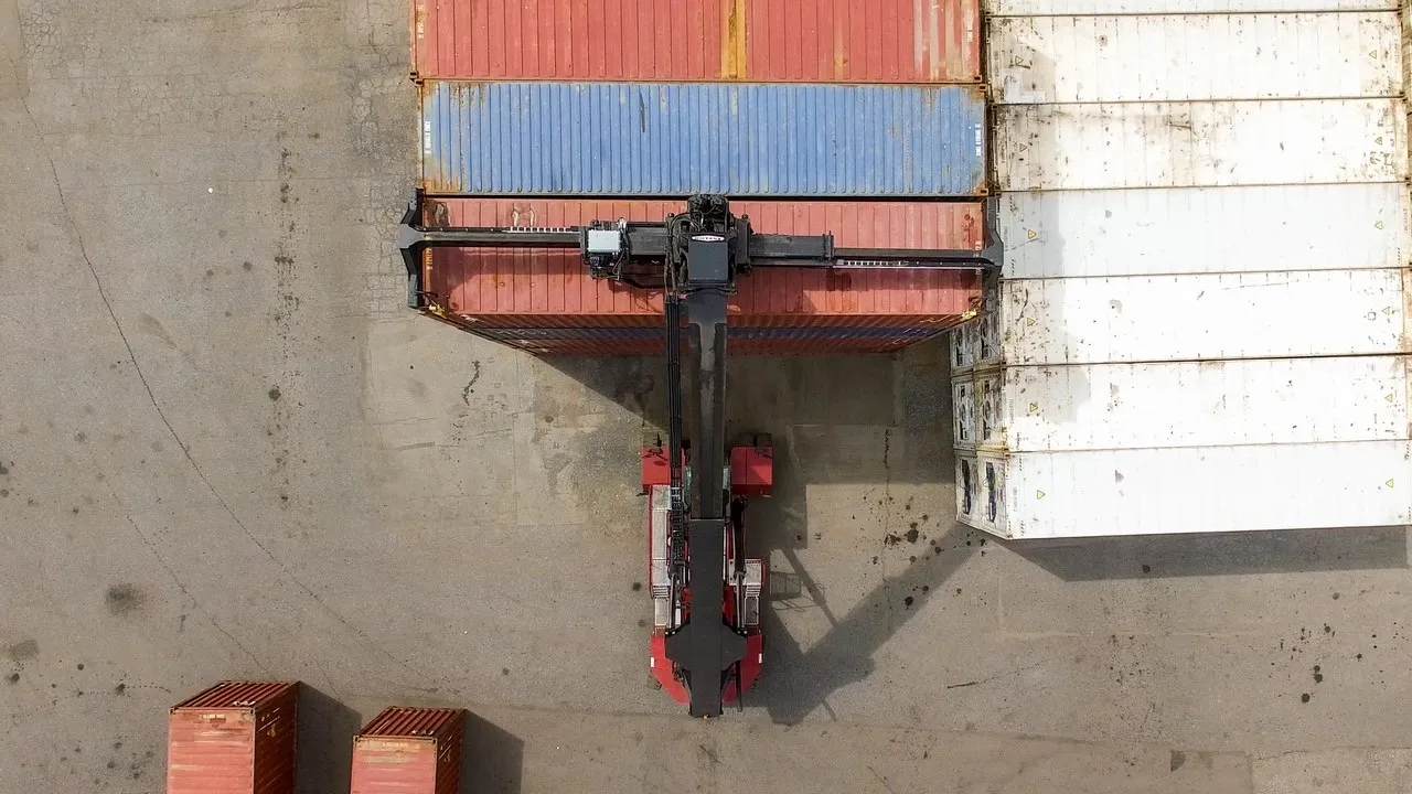 aerial view of Taylor XRS-9972 grabbign blue container