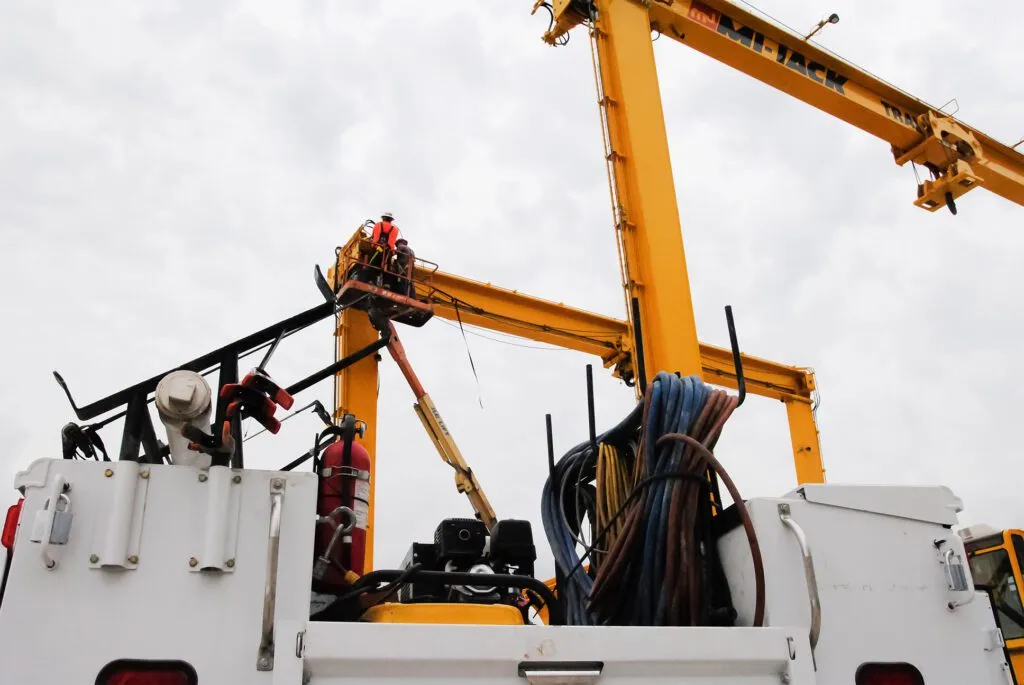 mi-jack rtg service team doing maintenance on a travelift rtg