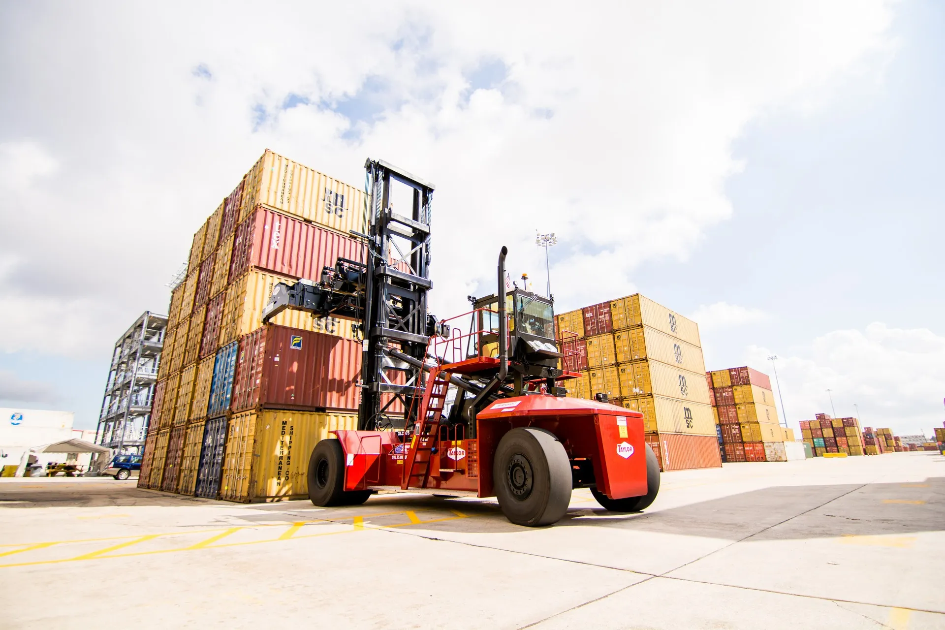 red taylor xlc-975 container handler